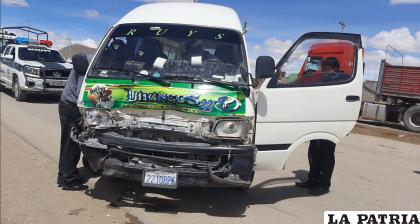 El minibús quedó destrozado por el impacto /LA PATRIA