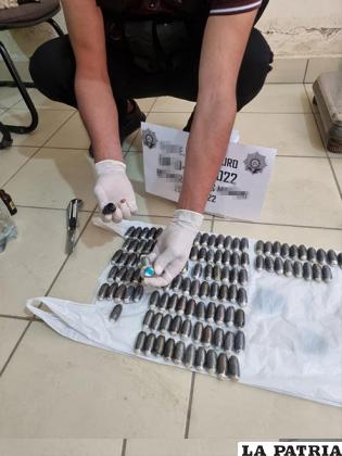 Ambos sujetos llevaban 201 cápsulas de cocaína /Cortesía