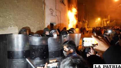 La Policía resguarda la casa ante la turba enardecida /APG
