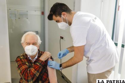 Un hombre recibe la vacuna de Pfizer contra el coronavirus en Viena /AP Foto /Lisa Leutner, Archivo