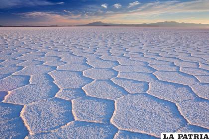 El extenso salar de Uyuni, es depositario de la inmensa cantidad de litio, que se explotará para innovar una nueva fuente energética