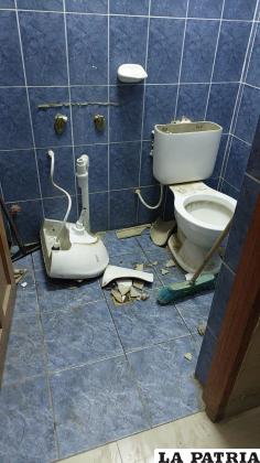Algunos daños en el baño de la Felcv /cortesía
