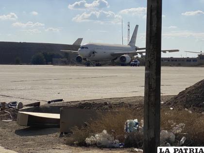 Un avión dañado se encuentra en la pista del aeropuerto de Bagdad / Foto AP/Ali Abdul Hassan