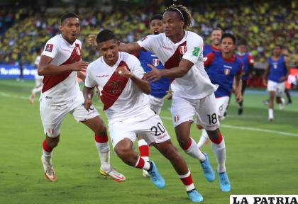 Edison Flores (20) celebra el gol con sus compañeros /rpp.pe