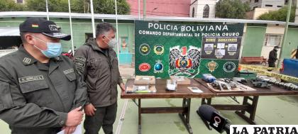 El coronel Serrudo (izq) y el comandante Arraya brindaron los detalles del caso /LA PATRIA