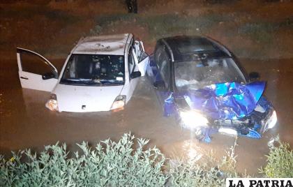 Ambos motorizados terminaron en el agua luego de la colisión /LA PATRIA