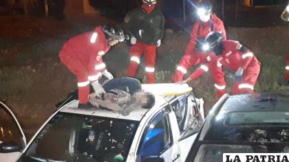 Personal de Bomberos saca el cuerpo del fallecido /LA PATRIA