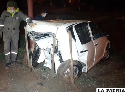 El auto blanco fue golpeado y quedó como chatarra /LA PATRIA