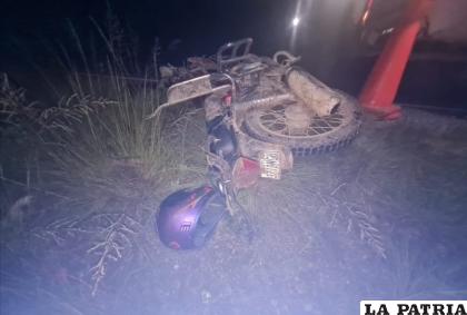 La motocicleta quedó a un lado de la vía /la patria