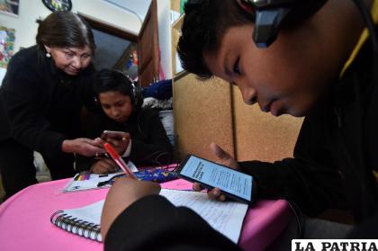 El ministerio habilitó también la descarga de textos educativos /LA RAZÓN
