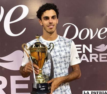 Francisco Cerúndolo con el trofeo de campeón / Challenger Santa Cruz