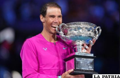 Nadal con el trofeo de campeón del Abierto de Australia /as.com
