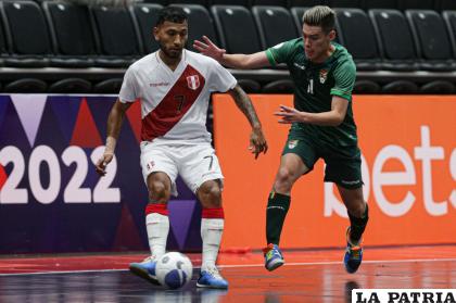 Perú intentó dominar el cotejo, pero fue más la “garra” boliviana / FBF