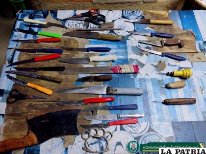 Varias armas punzocortantes secuestradas en la cárcel de Tarija 
/ Policía