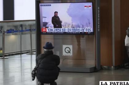 Una pantalla de televisión muestra una imagen de archivo del líder de Corea del Norte, Kim Jong Un /AP Foto/Lee Jin-man