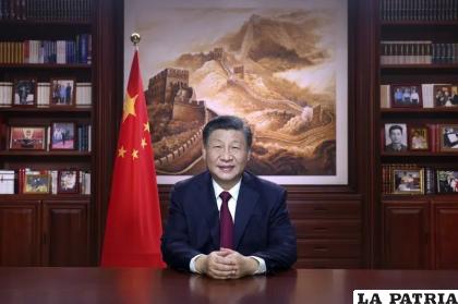 En esta fotografía publicada por la agencia noticiosa Xinhua, el presidente chino Xi Jinping pronuncia un mensaje de Año Nuevo /Ju Peng/Xinhua vía AP