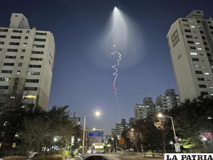Una estela de luz es vista en Goyang, Corea del Sur /AP Foto/Ahn Young-joon
