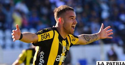 El uruguayo Junior Arias ya sabe lo que es vestirse de aurinegro /elpais.com