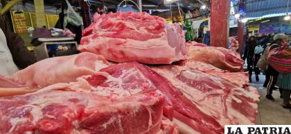 Venta de carne de res en el Mercado Bolívar /LA PATRIA 
