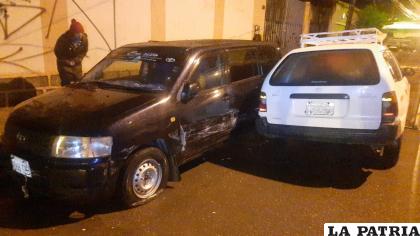 El chofer del auto blanco, impactó contra dos coches estacionados /LA PATRIA
