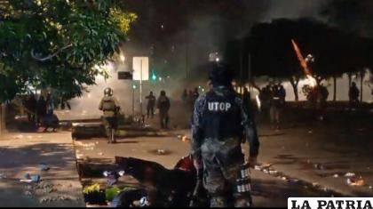 Los enfrentamientos entre los policías y manifestantes se prolongaron por más de una hora /Captura
