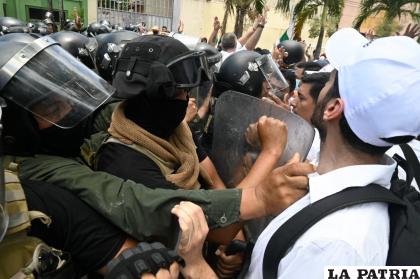 Policías durante la represión al pueblo cruceño 
/APG