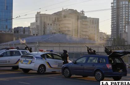 Soldados ucranianos disparan a un dron segundos antes de impactar contra un edificio /AP Foto /Vadym Sarakhan, archivo