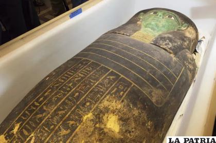 
Un antiguo sarcófago de madera es exhibido durante una ceremonia de entrega en el Ministerio del Exterior 
/AP Foto /Mohamed Salah