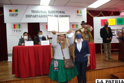 La autoridad originaria Sara Poma y la presidente del TED-Oruro en el acto de entrega de credencial 
/LA PATRIA