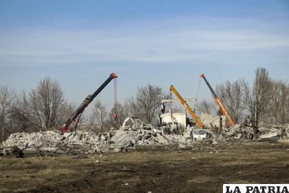 Los operarios retiran escombros tras un ataque ucraniano con proyectiles en Makiivka /AP Foto
