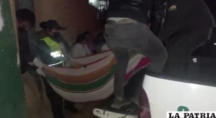 Trasladan el cadáver de Martina Vega a la morgue en Llallagua /Grover Ignacio Montan