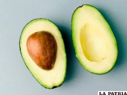 AGUACATE O PALTA
Conocido como aguacate o palta, esta cremosa fruta de buen tamaño, cáscara negra, pulpa verde y enorme semilla debe estar prohibido para las mascotas.
La FDA explica que este alimento puede ser ligeramente tóxico para los perros y gatos, quienes pueden presentar vómito, diarrea, falta de producción de heces y, en los casos más graves, el desarrollo de pancreatitis.
Mientras que su nivel de peligrosidad aumenta en aves, los conejos, los caballos y rumiantes, como el ganado vacuno, las cabras y las ovejas, a tal grado que puede ser mortal.
Por su parte, la Profeco menciona que el origen de la toxicidad del aguacate, o palta, proviene de su alto contenido en persina, que se encuentra en su semilla y hojas.