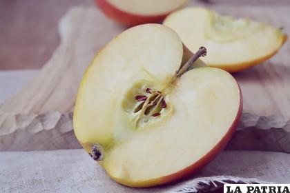 SEMILLAS Y CORAZ?N DE MANZANA
Si bien las manzanas en general son alimentos inofensivos, e incluso nutritivos, para las mascotas, se debe descartar el corazón, así como las semillas, de la fruta en su consumo.
El corazón, al ser una parte dura de la manzana, puede provocar asfixia en los animales, mientras que las semillas contienen cianuro, un producto venenoso.
Es importante mencionar que los alimentos potencialmente peligrosos señalados, pueden variar en cuanto a su toxicidad en las mascotas dependiendo el tipo de animal que sea, la cantidad que haya comido e incluso la parte que se comió.
Si se piensa que su mascota ha comido algo potencialmente peligroso, se recomienda acudir inmediatamente al veterinario. 