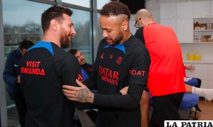El saludo de Messi con Neymar uno de sus mejores amigos en el PSG/infobae.com