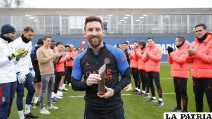 Messi con la estatuilla que le entregaron durante la bienvenida
/elheraldo.hn
