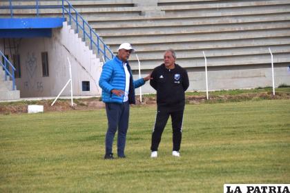 Dionisio Gutiérrez entrenador de GV San José junto a Juan José Urruti /LA PATRIA