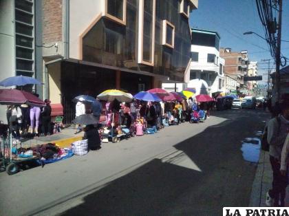 Comercio informal creció en la temporada de fin de año /LA PATRIA
