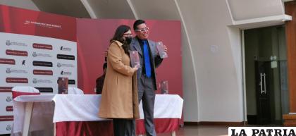 La secretaria municipal de Cultura, Sarah Morales entrega el libro a su autor Sergio Gareca /LA PATRIA 
