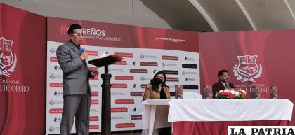 El escritor explicó un poco la trama de la historia /LA PATRIA 
