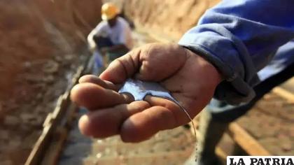 El mercurio que se usa en la minería ilegal de oro, ingresa de contrabando por el lado boliviano /rumbominero.com