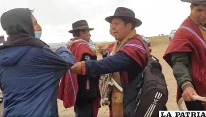Ponchos Rojos a las afueras del penal de Chonchocoro / Fuente RR.SS.