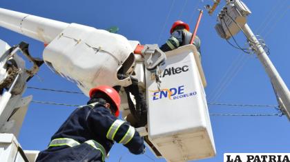 Trabajador de la empresa Ende DeOruro S.A. realizando instalaciones /ENDE DEORURO S.A.