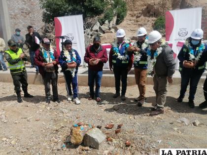 Inauguran construcción del muro de contención de la Junta Vecinal Alto Oruro /LA PATRIA