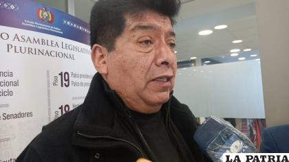 El diputado del oficialismo, Ramiro Venegas, en contacto con medios de comunicación /LA PATRIA
