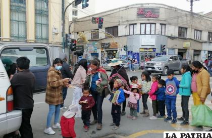 Niños recibieron su chocolatada con buñuelo / LA PATRIA