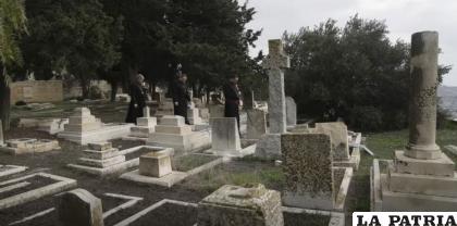 Hosam Naoum, obispo anglicano palestino, camina junto a otros religiosos por el lugar donde unos vándalos atacaron más de 30 tumbas 
/AP