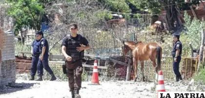Agentes policiales en el lugar donde ocurrió el feminicidio / Diario Uno