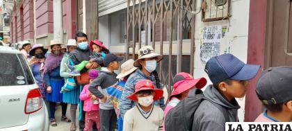 Niños esperan por recibir la chocolatada y juguetes /LA PATRIA