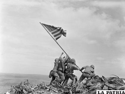Icónica foto del fotógrafo Joe Rosental en la que se muestra a un grupo de militares estadounidenses coronando la cima de Iwo Jima / PD
