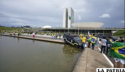 Simpatizantes del expresidente brasileño Jair Bolsonaro irrumpen en el Congreso Nacional de Brasil, en Brasilia /AP